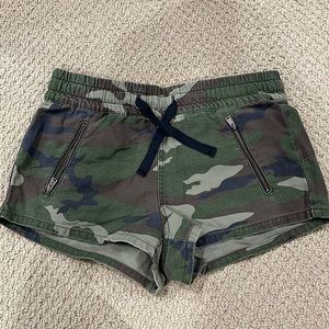 TNA short in camouflage in size small